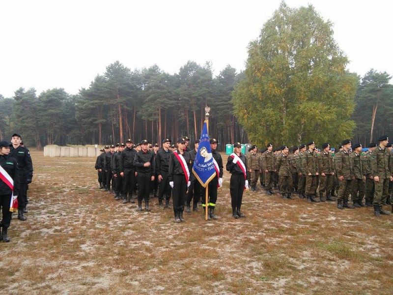 Uczniowie klas mundurowych Liceum Ogólnokształcącego w Kołaczycach w Żaganiu