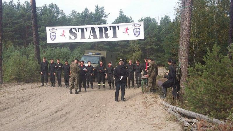 Uczniowie klas mundurowych Liceum Ogólnokształcącego w Kołaczycach w Żaganiu