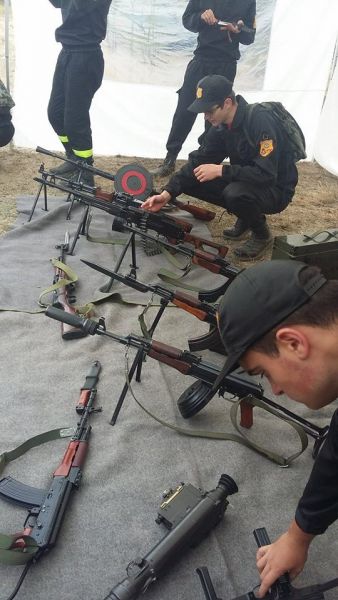 Uczniowie klas mundurowych Liceum Ogólnokształcącego w Kołaczycach w Żaganiu