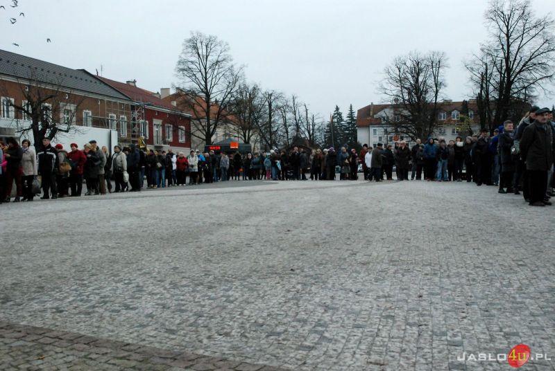 Jabłka dla mieszkańców na jasielskim rynku