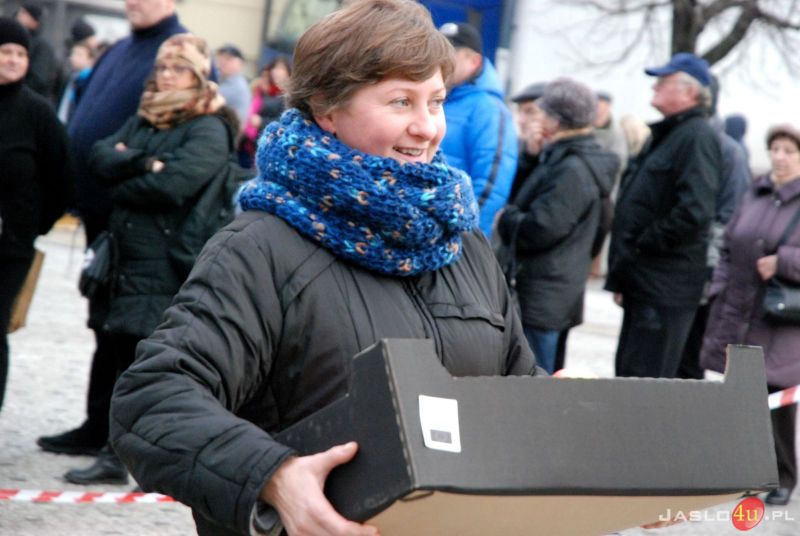 Jabłka dla mieszkańców na jasielskim rynku