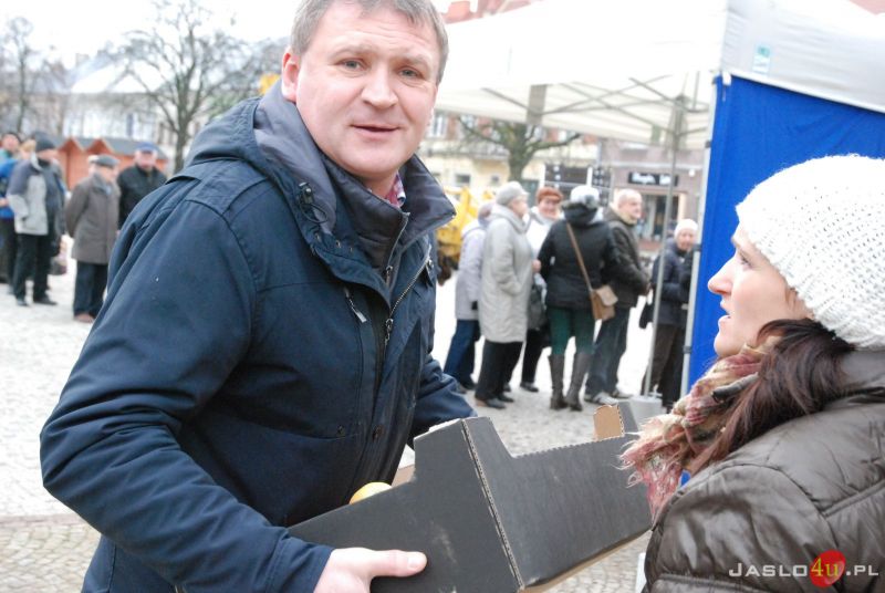 Jabłka dla mieszkańców na jasielskim rynku