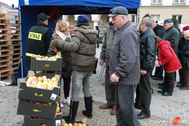 Jabłka dla mieszkańców na jasielskim rynku