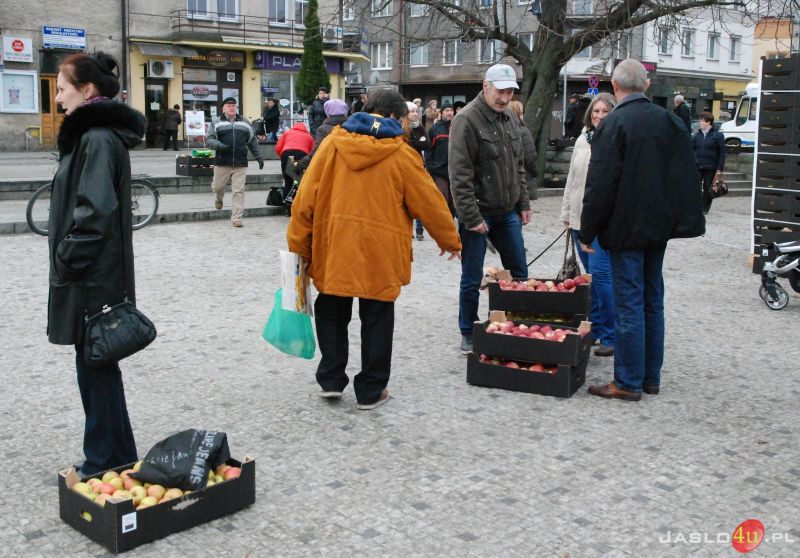 Jabłka dla mieszkańców na jasielskim rynku