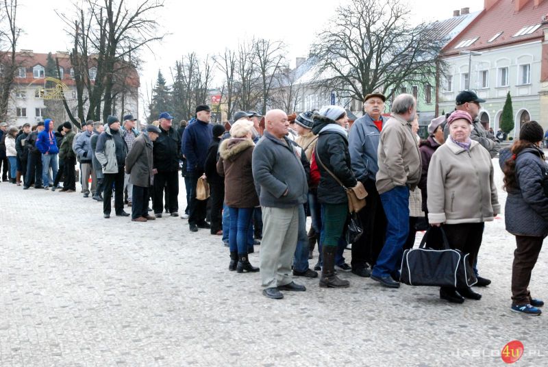 Jabłka dla mieszkańców na jasielskim rynku