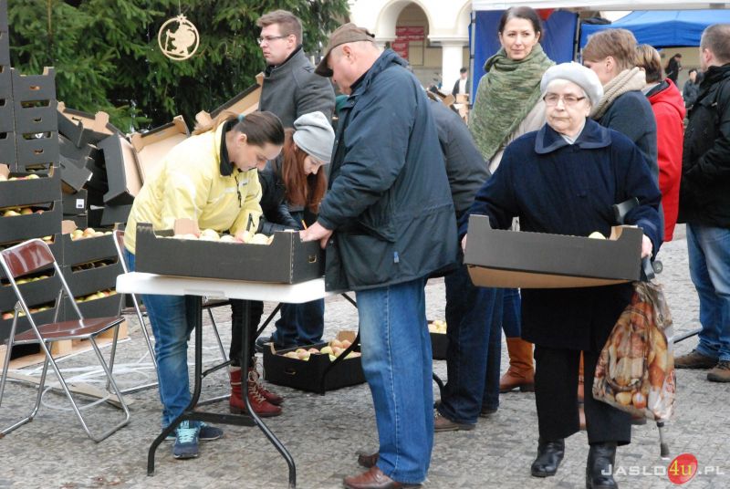 Jabłka dla mieszkańców na jasielskim rynku