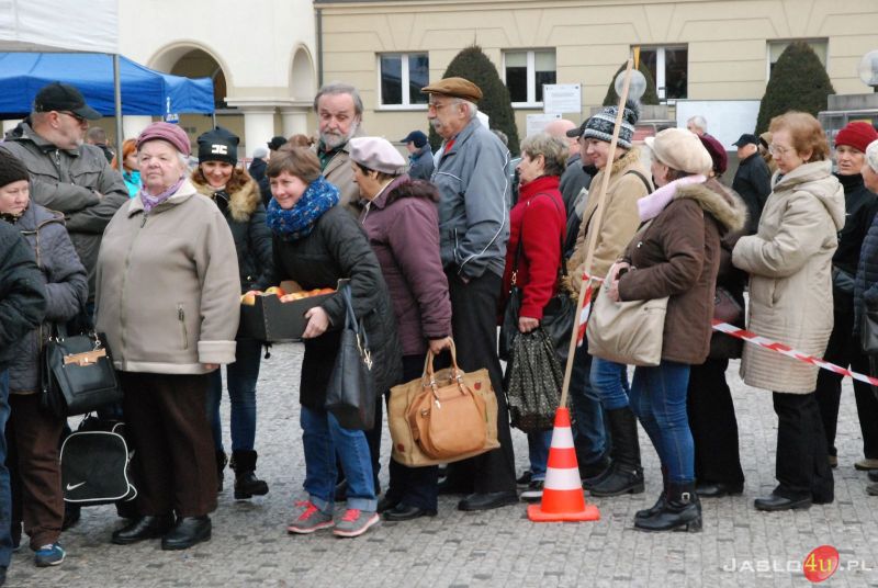 Jabłka dla mieszkańców na jasielskim rynku