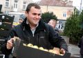 Jabłka dla mieszkańców na jasielskim rynku