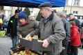 Jabłka dla mieszkańców na jasielskim rynku
