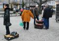 Jabłka dla mieszkańców na jasielskim rynku