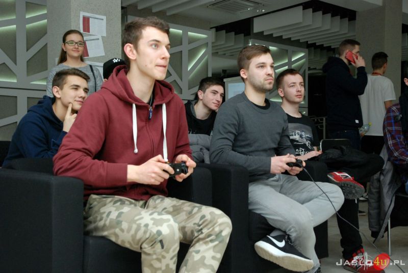 GAMERS' WAR 2016