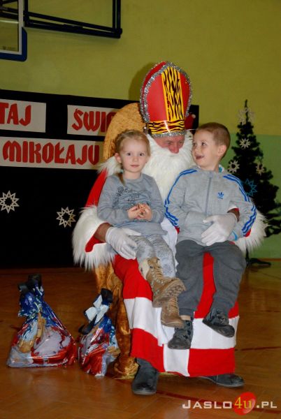 Św. Mikołaj obdarował prezentami dzieci z osiedla Gamrat
