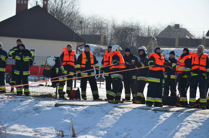 Strażacy Ochotnicy Gminy Jasło ćwiczą akcje ratownicze na lodzie