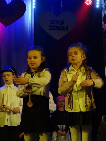 Uczniowie Szkoły Podstawowej nr 2 Babciom i Dziadkom