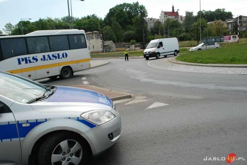 Plama oleju na rondzie gen. Józefa Hallera
