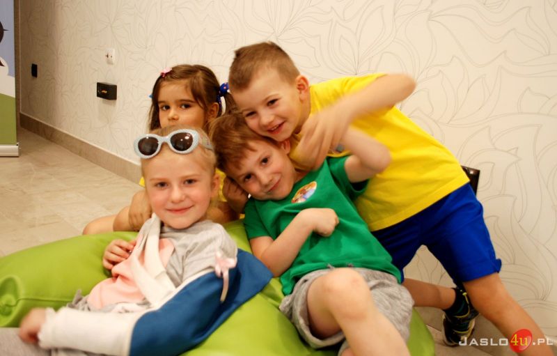 "Superniania" czyta dzieciom