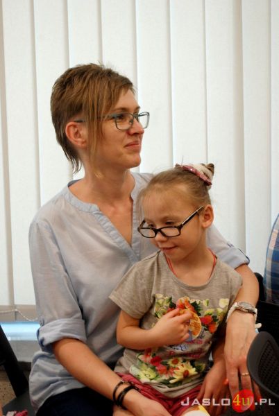 "Superniania" czyta dzieciom