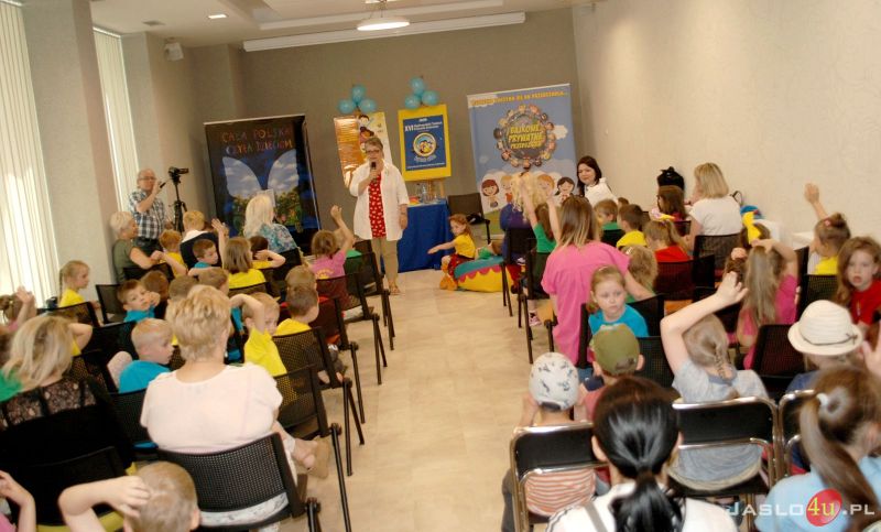 "Superniania" czyta dzieciom