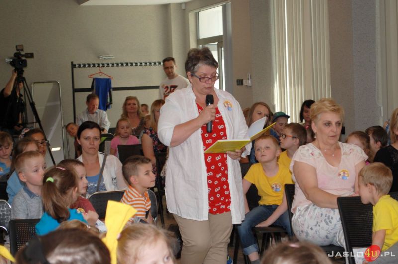 "Superniania" czyta dzieciom