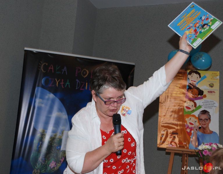 "Superniania" czyta dzieciom
