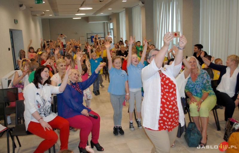 "Superniania" czyta dzieciom