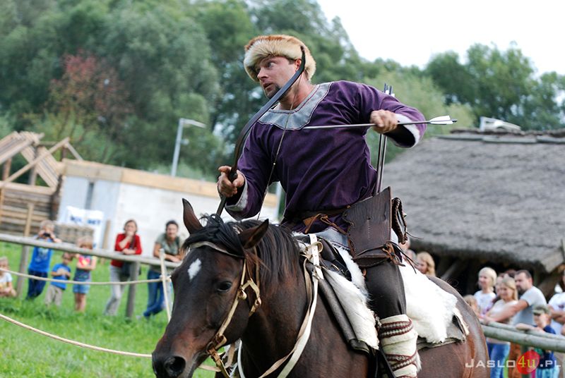 Pokaz łucznictwa konnego w Karpackiej Troi