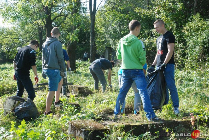 Sprzątanie cmentarza żydowskiego w Jaśle