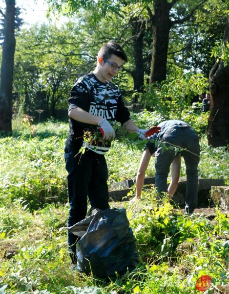 Sprzątanie cmentarza żydowskiego w Jaśle