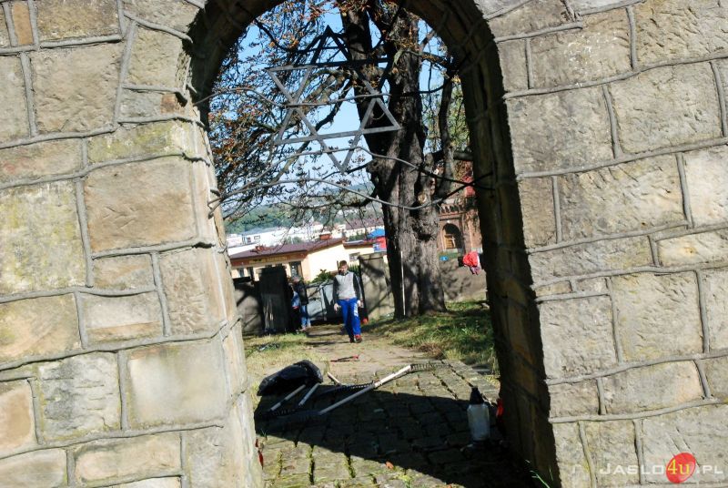 Sprzątanie cmentarza żydowskiego w Jaśle