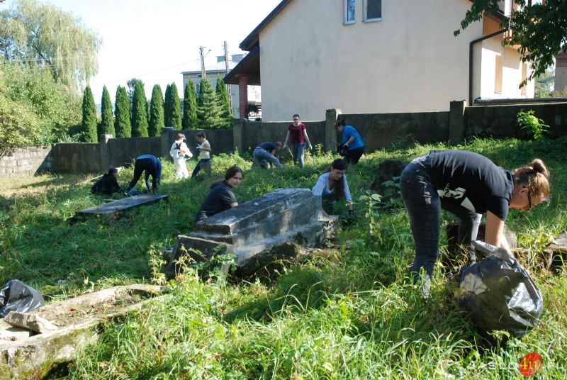 Sprzątanie cmentarza żydowskiego w Jaśle