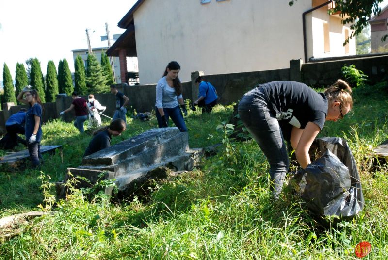 Sprzątanie cmentarza żydowskiego w Jaśle