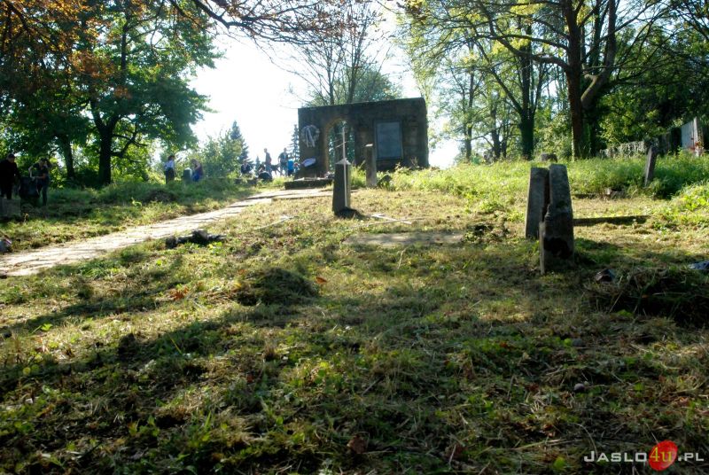 Sprzątanie cmentarza żydowskiego w Jaśle