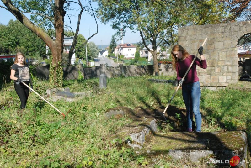 Sprzątanie cmentarza żydowskiego w Jaśle
