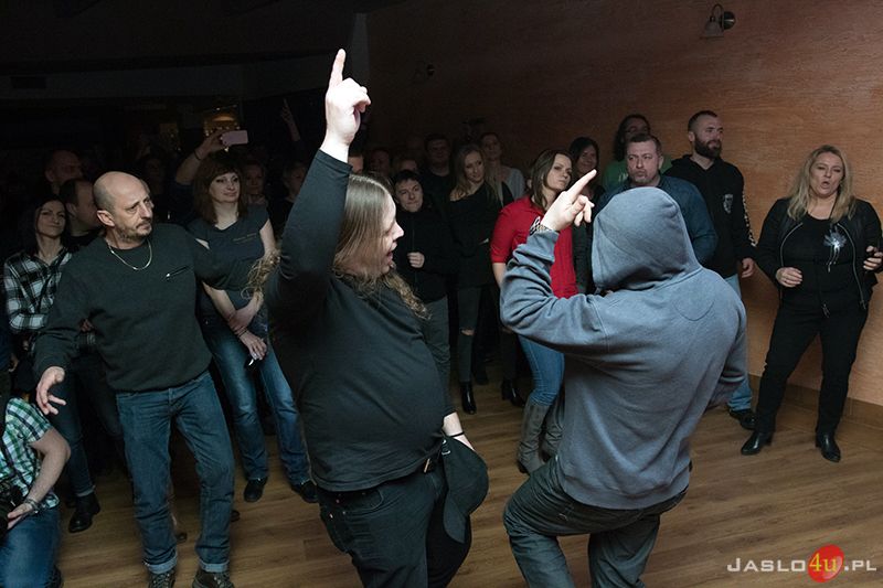 Sztywny Pal Azji w klubie "Impresja"