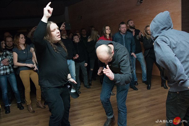 Sztywny Pal Azji w klubie "Impresja"