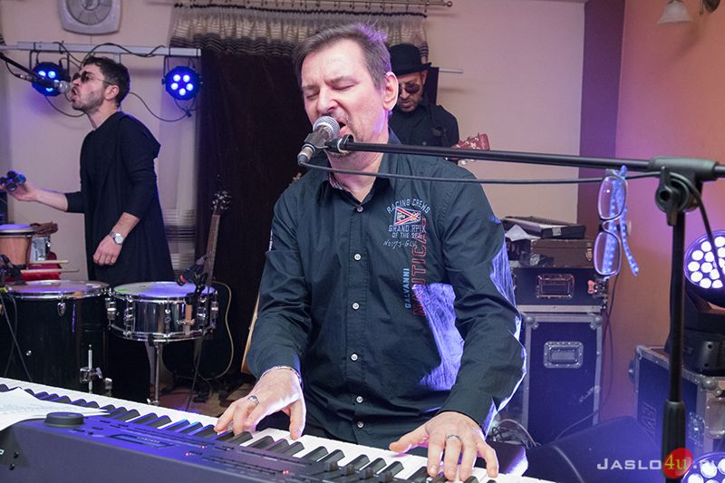Sztywny Pal Azji w klubie "Impresja"
