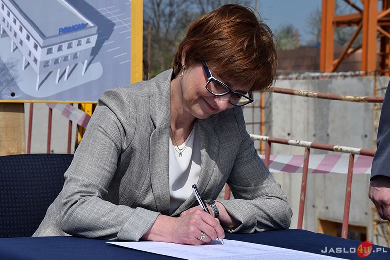 Wmurowanie aktu erekcyjnego pod budowę komendy Policji w Jaśle