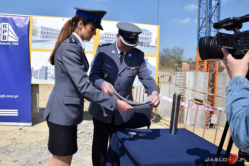Wmurowanie aktu erekcyjnego pod budowę komendy Policji w Jaśle