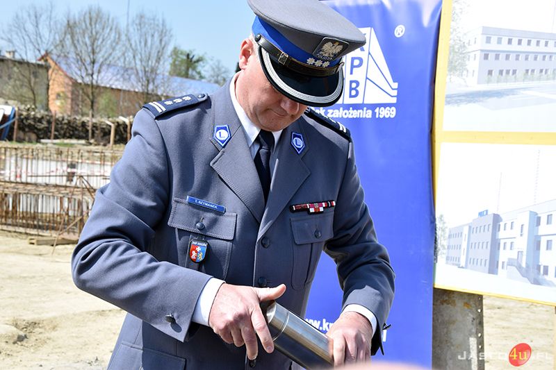 Wmurowanie aktu erekcyjnego pod budowę komendy Policji w Jaśle