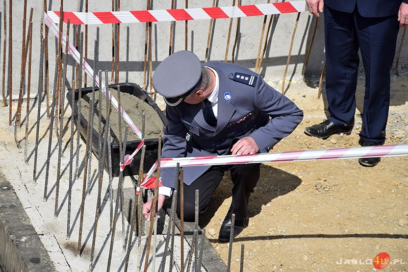 Wmurowanie aktu erekcyjnego pod budowę komendy Policji w Jaśle