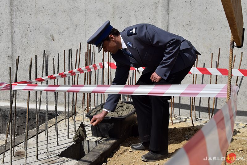 Wmurowanie aktu erekcyjnego pod budowę komendy Policji w Jaśle