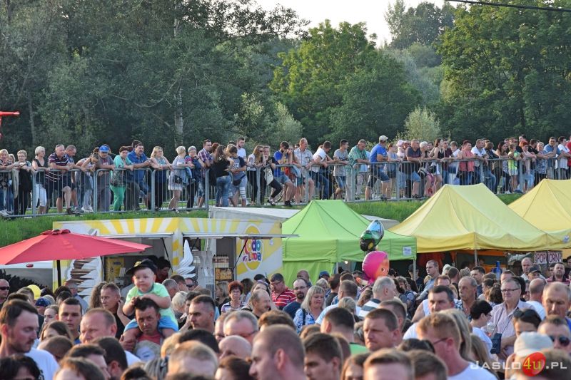 Koncert zespołu "Januszki" i publiczność - Dni Osieka Jasielskiego 2018