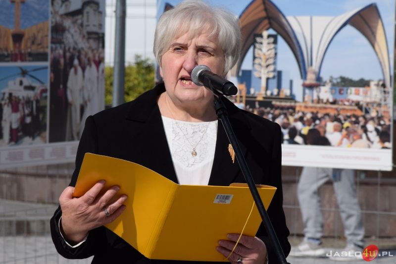 "Święty Papież Polak" - otwarcie wystawy plenerowej