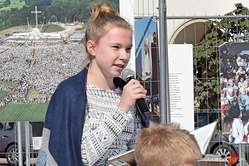 "Święty Papież Polak" - otwarcie wystawy plenerowej