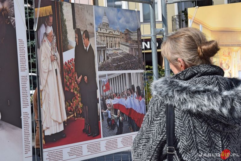 "Święty Papież Polak" - otwarcie wystawy plenerowej