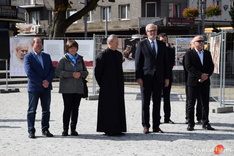"Święty Papież Polak" - otwarcie wystawy plenerowej