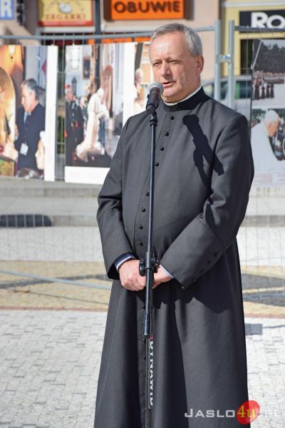 "Święty Papież Polak" - otwarcie wystawy plenerowej