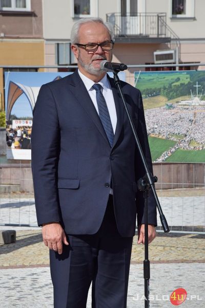 "Święty Papież Polak" - otwarcie wystawy plenerowej