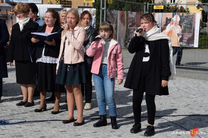 "Święty Papież Polak" - otwarcie wystawy plenerowej