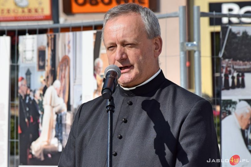 "Święty Papież Polak" - otwarcie wystawy plenerowej